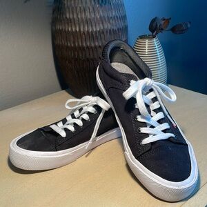 Champion lace up size 8 black sneaker/ skater